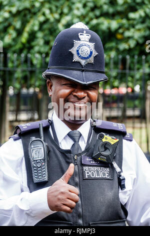 Regno Unito Gran Bretagna Inghilterra Londra Parlamento Westminster Palace Metropolitan Guardia di sicurezza della polizia stabile corpo uniforme camice camminare Foto Stock