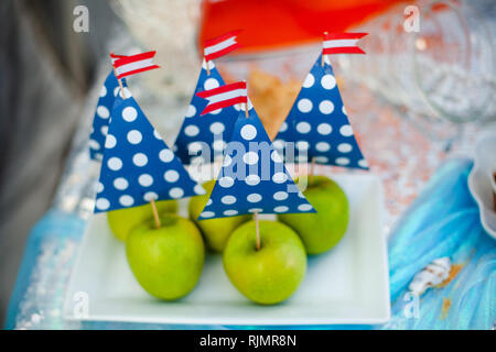 Mele Verdi con carta blu vela. Tempo di mare sul tema il Partito della candy bar. Foto Stock