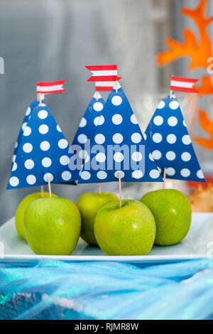 Mele Verdi con carta blu vela. Tempo di mare sul tema il Partito della candy bar. Foto Stock