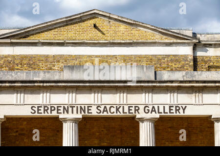 Regno Unito Gran Bretagna Inghilterra Londra Hyde Park parco pubblico Serpentina Sackler Gallery galleria d'arte museo edificio esterno visite turistiche v Foto Stock