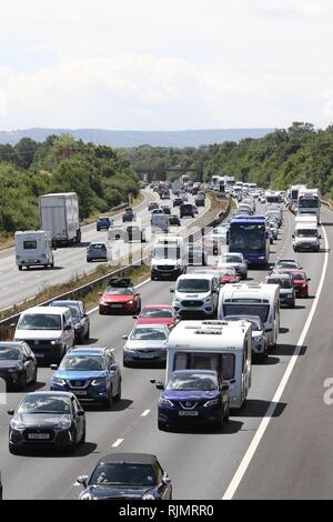 GV di autostrada M5 tra Cheltenham e Tewkesbury mostra holiday ritardi nel traffico in direzione nord - 28.7.2018 foto da Antony Thompson - Migliaia di Word Foto Stock