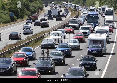 GV di autostrada M5 tra Cheltenham e Tewkesbury mostra holiday ritardi nel traffico in direzione nord - 28.7.2018 foto da Antony Thompson - Migliaia di Word Foto Stock