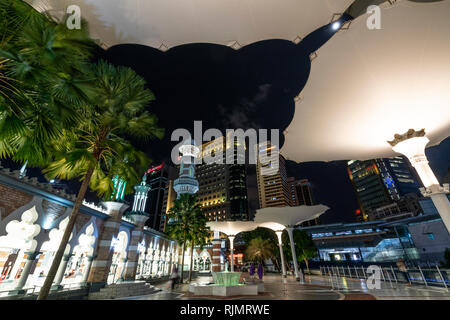 Una vista di Masjid Jamek mosque di notte di Kuala Lumpur in Malesia Foto Stock