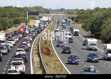 GV di autostrada M5 tra Cheltenham e Tewkesbury mostra holiday ritardi nel traffico in direzione nord - 28.7.2018 foto da Antony Thompson - Migliaia di Word Foto Stock