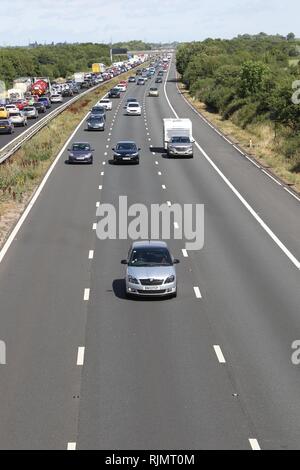 GV di autostrada M5 tra Cheltenham e Tewkesbury mostra holiday ritardi nel traffico in direzione nord - 28.7.2018 foto da Antony Thompson - Migliaia di Word Foto Stock