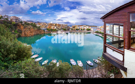 Il lago di Voulismeni ad Agios Nikolaos, una pittoresca cittadina costiera con i suoi edifici colorati intorno al porto nell'isola di Creta, Grecia. Foto Stock