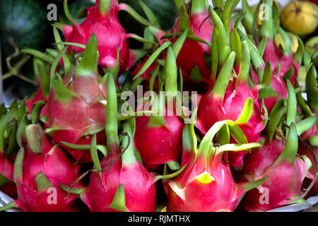 Dragon frutta o pitaya o pitahaya su un cesto di frutta display per la vendita nel supermercato fruttivendolo durante la primavera e l'estate stagione in Vietnam mark Foto Stock