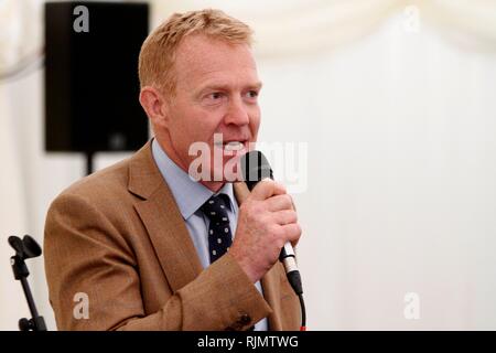 Adam Henson, l'agricoltore e BBC Countryfile presentatore, parla prima di uno sponsor il pranzo presso il Royal tre contee mostrano in tre contee Showground Foto Stock