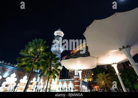 Una vista di Masjid Jamek mosque di notte di Kuala Lumpur in Malesia Foto Stock