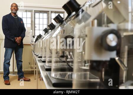 Micro artista Willard Wigan MBE chi fa sculture che si inseriscono entro la cruna di un ago, raffigurato nella sua esposizione in Broadway, Worcestershire. Foto Stock