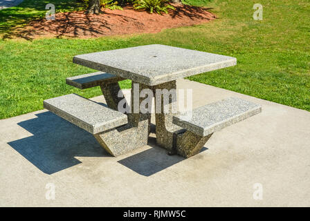 Area ricreativa con tavoli da picnic sul prato verde in un parco Foto Stock