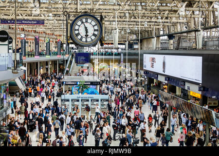 Londra Inghilterra Gran Bretagna Lambeth South Bank Waterloo Stazione treni ferrovia atrio adulto uomo uomo uomo donna maschile wo Foto Stock