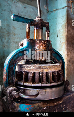 Old Bakery macchina, ancora lavorando, dividendo l'impasto Foto Stock