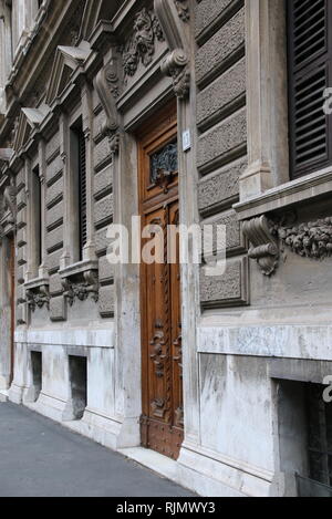 La porta in quercia è l'ingresso al museo storico. Foto Stock