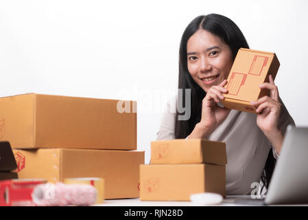 Donna con successo le attività di esportazione o vendite on line nel concetto di PMI,e - commerce business Foto Stock