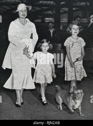 Queen Elizabeth (Più tardi la Regina madre) con la Principessa Elisabetta e la principessa Margaret circa 1936 Foto Stock