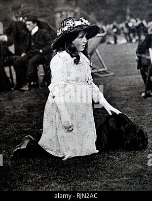 Signora Elizabeth Bowes Lyon (poi regina consorte Elisabetta di Gran Bretagna), vestite per un party in giardino nella motivazione della Glamis Castle. 1907 - 1908 Foto Stock