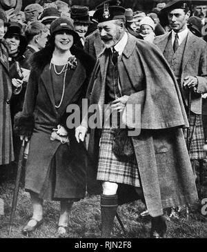 (Da sinistra a destra), Elizabeth (poi regina) duchessa di York con George V, re d'Inghilterra seguita dal Duca di York, successivamente George VI, 1935 Foto Stock