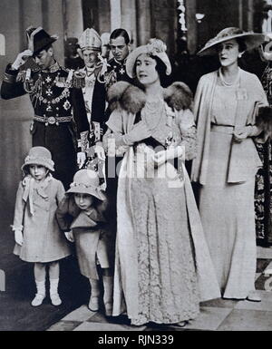 Il Duca e la duchessa di York, più tardi Re Giorgio VI e la Regina Elisabetta, con la Principessa Elisabetta e la principessa Margaret il 6 maggio 1935; lasciando la Cattedrale di St Paul dopo il giubileo servizio giorno di ringraziamento per il re George Vand Queen Mary. Il Duca e la Duchessa di Kent e il vescovo di Londra sono anche nella foto Foto Stock