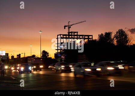 Scena della città americana al tramonto con silhouette di edifici in costruzione in background, Puebla de Zaragoza, in Messico, nel gennaio 30, 2019 Foto Stock