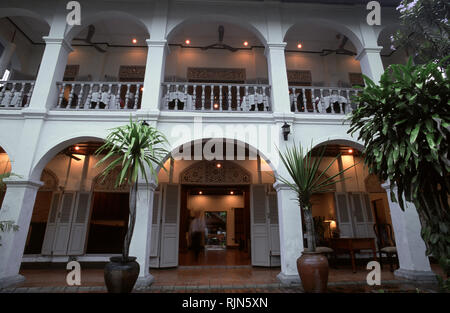 Villa Santi Hotel al tramonto, Luang Prabang. Costruito durante il periodo coloniale Francese come il Laos, l'ex residenza reale è una miscela di entrambi un coloniale Foto Stock