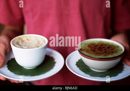 Una selezione di dessert (Sago con il latte di cocco e banana e cotto al forno torta di zucca) a 3 Nagas ristorante a Luang Prabang. Poco più di un fantasma Foto Stock