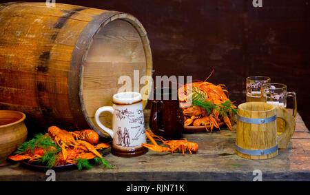 La birra con gamberi di fiume nei pressi del barile di legno. Oktoberfest. Foto Stock