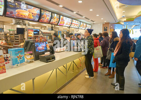 HONG KONG - Gennaio 27, 2016: il contatore del servizio in un ristorante McDonald's. McDonald è un americano di hamburger e un ristorante fast food chain. Foto Stock