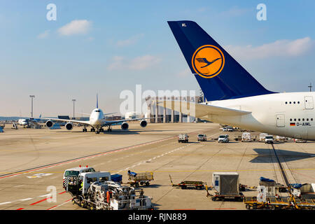 Francoforte, Germania - 13 Marzo 2016: vista dell'aeroporto di Francoforte nelle ore diurne. L'aeroporto di Francoforte è un grande aeroporto internazionale situato a Francoforte Foto Stock