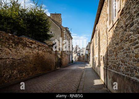 Vista panoramica della strada stretta nella città di Dinan in francese Brittany Foto Stock