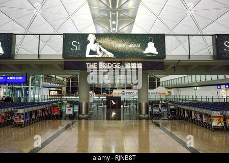 HONG KONG - Novembre 16, 2015: interni di Hong Kong International Airport. Essa è il principale aeroporto di Hong Kong. L'aeroporto è situato sull'isola Foto Stock