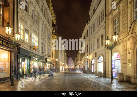 Street nel centro storico della città di Praga di notte Foto Stock