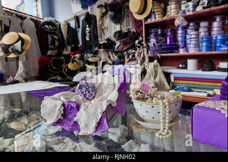 Merci colorate sul display del tappeto del negozio, Blists Hill cittadina in stile vittoriano, Shropshire, Regno Unito Foto Stock