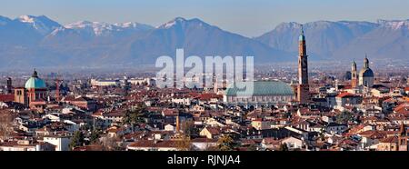 Panorama incantevole della città di Vicenza nella regione Veneto in Italia e il monumento medievale chiamato Basilica Palladiana con il clock alti Towe Foto Stock