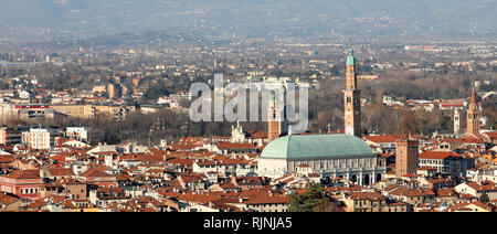 Panorama della città di Vicenza nel Nord Italia con il famoso monumento conosciuto come Basilica Palladiana e l'antica torre chiamata torre Bissara Foto Stock