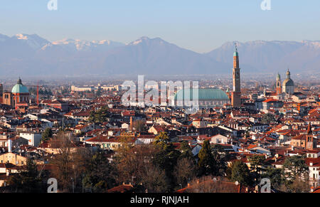 Città di Vicenza in Italia settentrionale e il famoso monumento chiamato Basilica Palladiana con l'antica torre dell'orologio Foto Stock