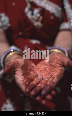 Didascalia: Jaipur, Rajasthan, India - Apr 2003. L'henna-coperto le mani di una signora indiana vestite per il featival di Ganguar a Jaipur. Dedicato a Foto Stock