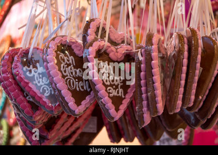 Gingerbread cuore con il tedesco iscrizione "ti amo" Foto Stock