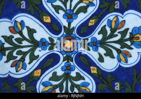 Didascalia: Jaipur, Rajasthan, India - Apr 2003. Una configurazione su un Rajasthani ceramiche blu dell' intestino. Realizzato da argilla, la fragile ancora altamente decorativo di viscere w Foto Stock