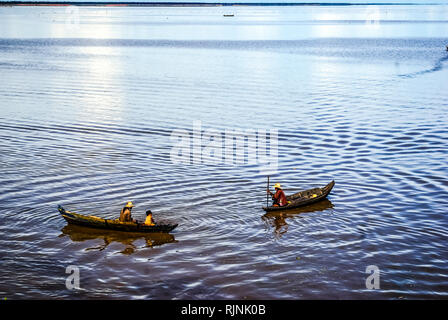 Phuket, Tailandia - Luglio 23, 2014: i pescatori su imbarcazioni di pesca in mare in Thailandia. Foto Stock