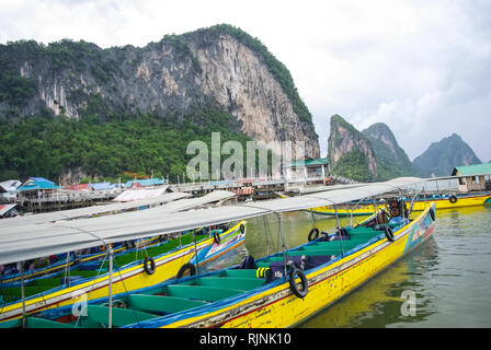 Phuket, Tailandia - Luglio 23, 2014: i pescatori su imbarcazioni di pesca in mare in Thailandia. Foto Stock