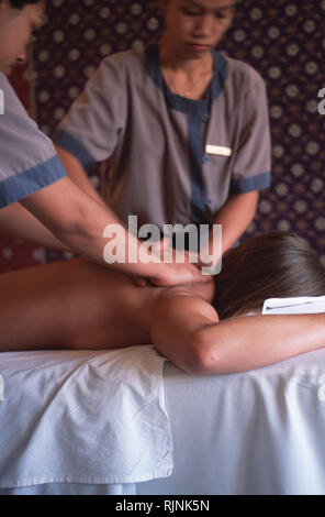 Didascalia: Udaipur, Rajasthan, India - Maggio 2003. Il personale presso il centro termale Banyan Tree spa presso il resort Oberoi Udaivilas dando una valutazione un massaggio ayurvedico. Origine Foto Stock