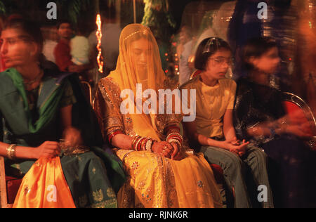 Didascalia: Udaipur, Rajasthan, India - Maggio 2003. Un sposi sposa all'ultimo giorno delle sue tre giorno di nozze in Udaipur, Rajasthan. Un matrimonio combinato, Foto Stock