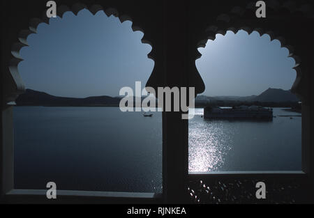 Didascalia: Udaipur, Rajasthan, India - Apr 2003. Il Lago Palace, l'ex residenza di Maharana del Mewar, ora uno di India più celebre di terra Foto Stock