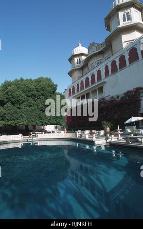 Didascalia: Udaipur, Rajasthan, India - Apr 2003. Il Regal la piscina e i giardini di Shiv Niwas Palace, l'ex residenza reale di Maharana o Foto Stock