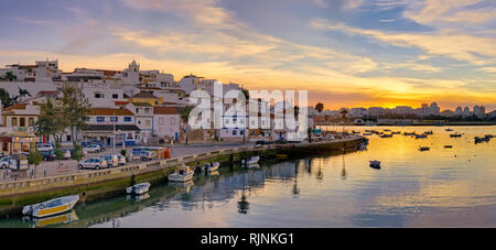 Ferragudo village, Algarve, Portogallo al tramonto. Praia da Rocha in distanza Foto Stock