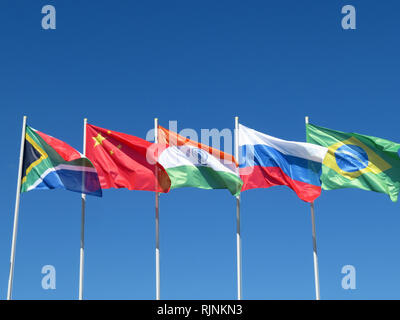 Sventolano le bandiere dei paesi BRICS contro il cielo blu. Il vertice del Brasile, Russia, India, Cina e Sud Africa Foto Stock