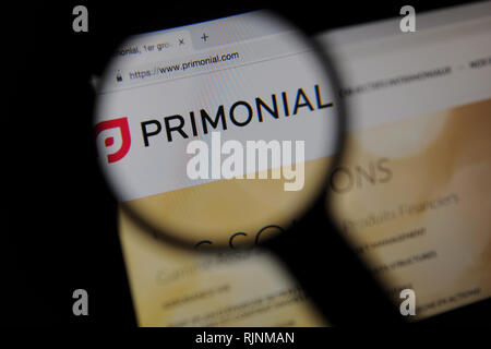 Sito web Primonial visto attraverso una lente di ingrandimento Foto Stock