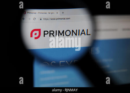 Sito web Primonial visto attraverso una lente di ingrandimento Foto Stock