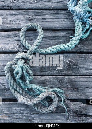 Corda blu sulla parte superiore di weathered tavole di legno, full frame, close up Foto Stock